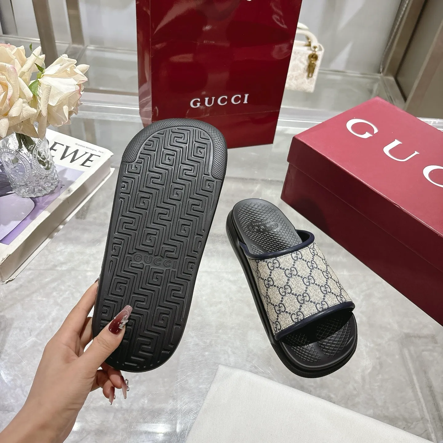 p400🐮🐮New summer men's slip-on slippers. Inspired by the summer spirit and beach clubs of the Italian coast, this piece is part of Gucci Lido. The Pre-Fall collection reinterprets the brand's signature elements and sophisticated patterns in a contemporary way. Made from black rubber, these flat sandals feature a slip-on design that reinterprets the brand's distinctive green and red web design. GG Classic Upper Men's Molded Rubber Footbed Gucci Logo Flat Made in Italy Size: Men's 40 to 47,